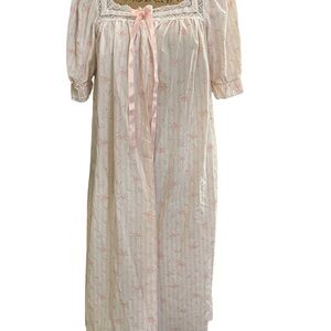 Vintage Medium Vandemere Nightgown